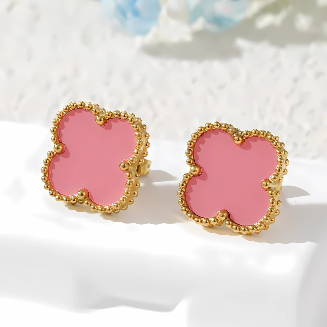 Set ogrlica i naušnica suptilni ružičasti ton na bijeloj pozadini