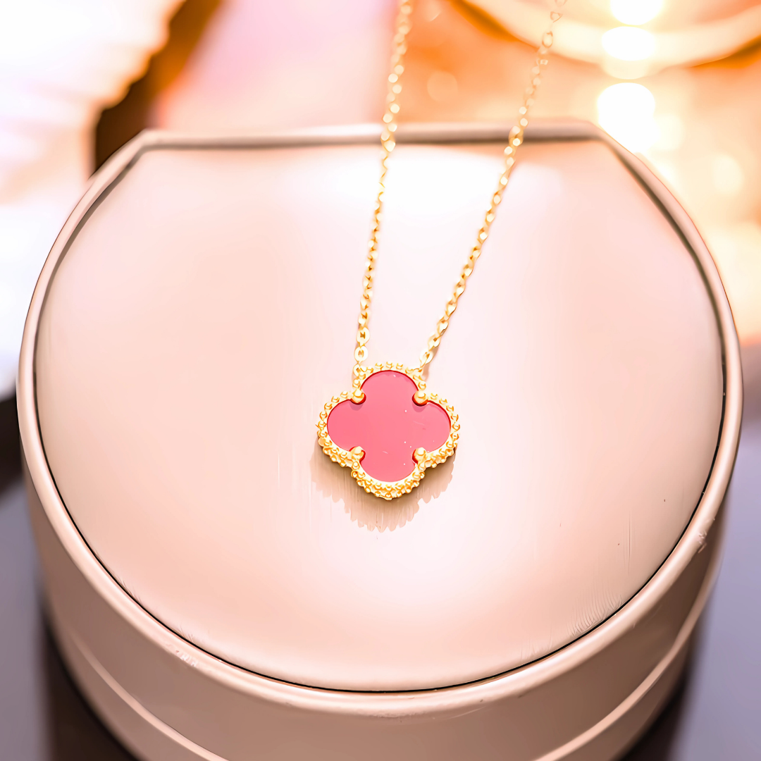 Detalj ogrlice i naušnica iz seta – ružičasto pozlata, sofisticirane forme