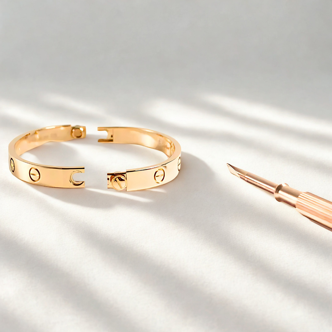 Narukvica Ljubavi na zlatnoj pozadini, elegantan profesionalni prikaz