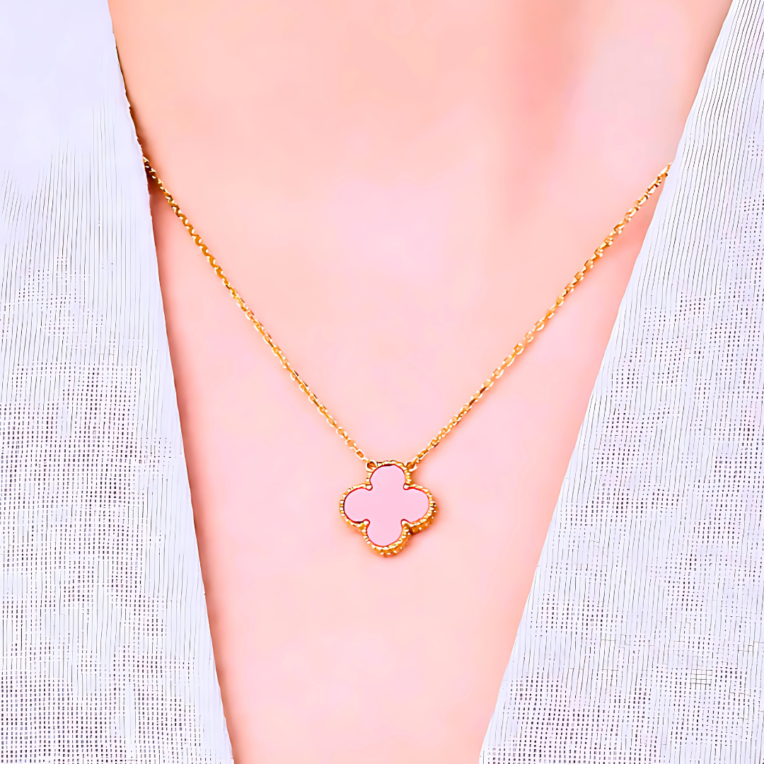 Set naušnica i ogrlice sa refleksima svjetlosti, istaknut sjaj i oblik