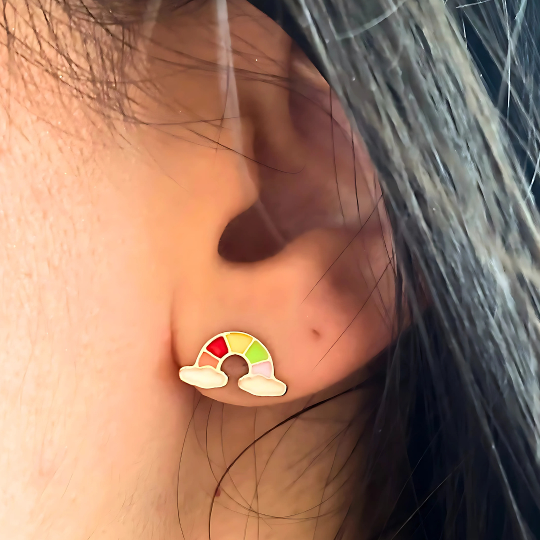 Dječija ogrlica i minđuše na ruci male djevojčice – vesela i sigurnosna varijanta