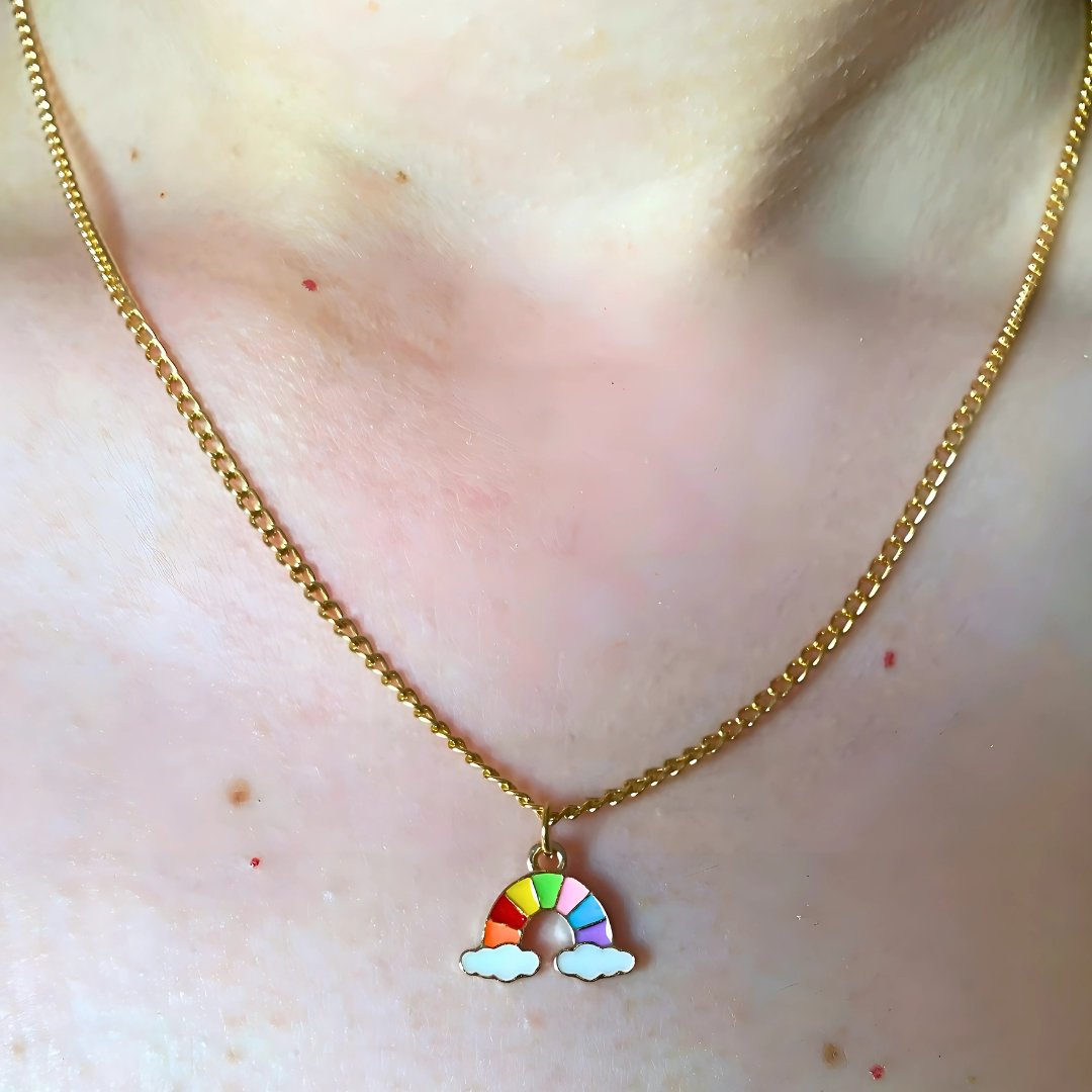 Set sa duginim privjeskom i minđušama sa refleksima svjetlosti, naglašena boja